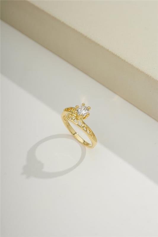 ANEL COM DETALHES E ZIRCÔNIA SOLITÁRIA