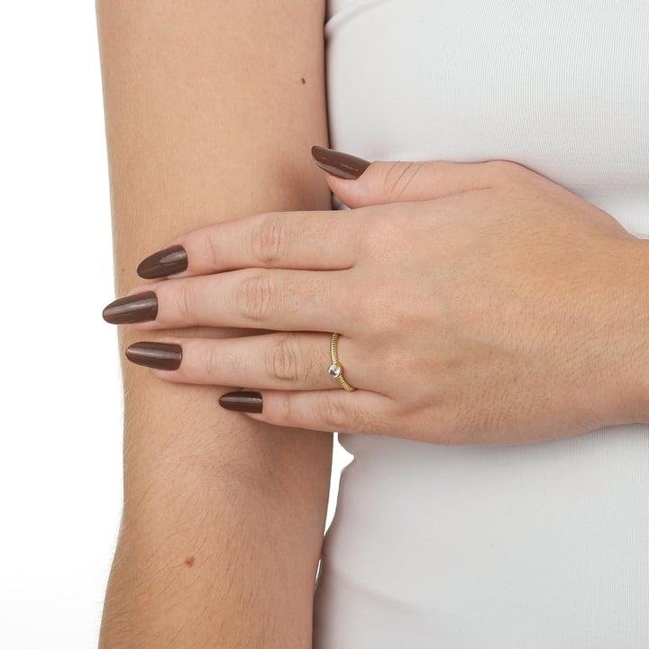 ANEL COM DETALHES ENTRELAÇADOS E ZIRCÔNIA