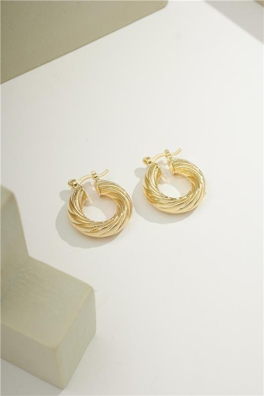 ARGOLA 2,4CM DE TUBO 6MM TORCIDO COM FECHO ITALIANO