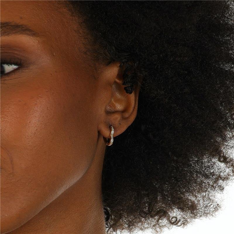 ARGOLA DE CORAÇÃO ARTICULADA COM ZIRCÔNIAS