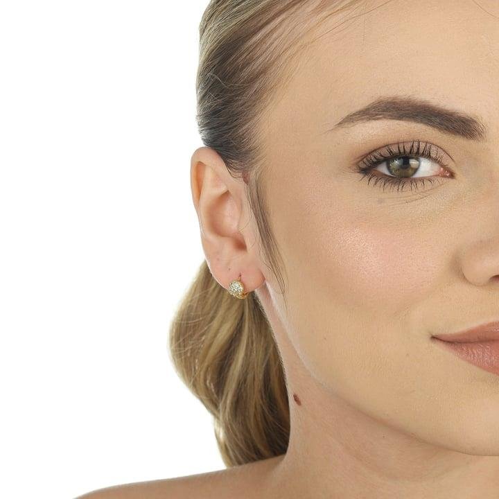 ARGOLA 0,8CM COM FLOR EM MICROZIRCÔNIAS E FECHO CLICK