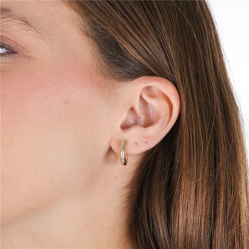 ARGOLA 1CM COM ZIRCÔNIAS EM ARO OVAL DE 3MM E FECHO CLICK