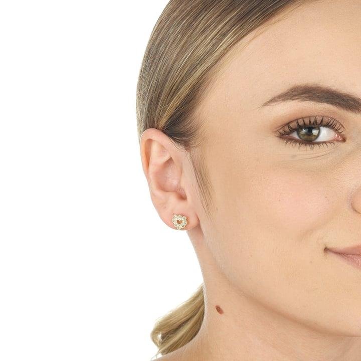 BRINCO 0,9CM COM CORAÇÃO VAZADO E ZIRCÔNIAS COLORIDAS