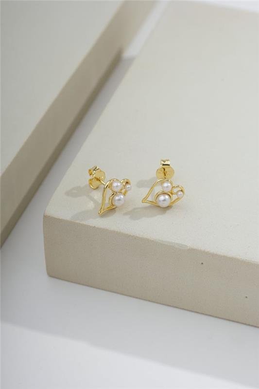 BRINCO FORMATO CORAÇÃO COM PEROLA