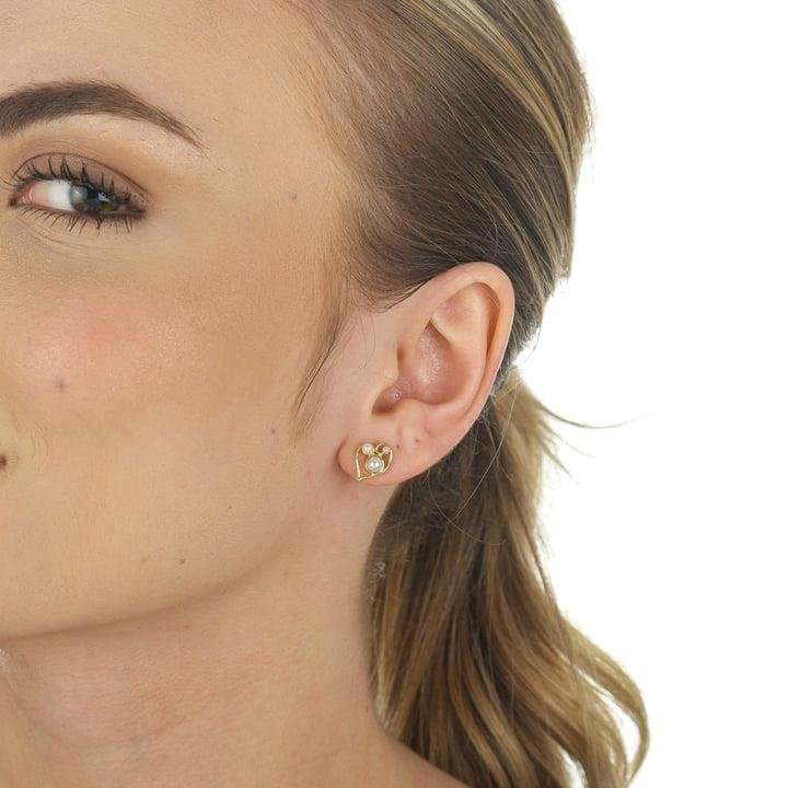 BRINCO FORMATO CORAÇÃO COM PEROLA