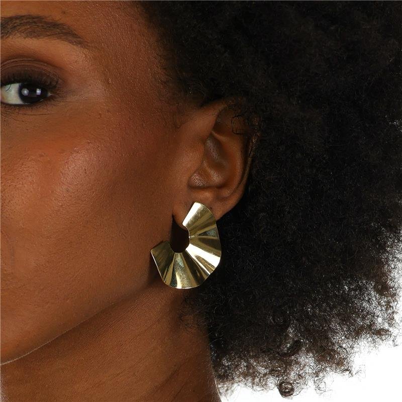 ARGOLA 4CM DE MEIA LUA DE PLACA IRREGULAR