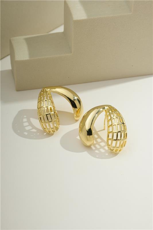 BRINCO COM DETALHES LISO E VAZADO 2,8 CM X 2,6 CM - 002-03040