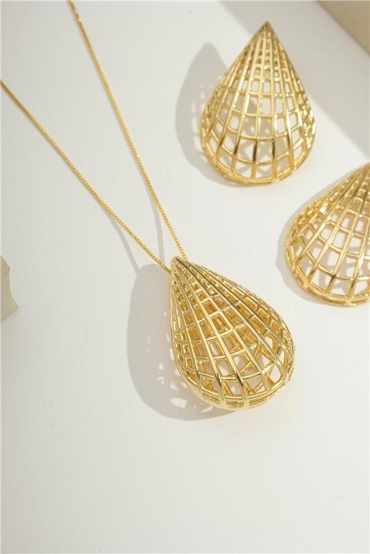 COLAR VENEZIANA 0,60 COM 45 CM COM PINGENTE FORMATO GOTA COM DETALHES VAZADOS 3,2 CM DUPLO - 005-01001