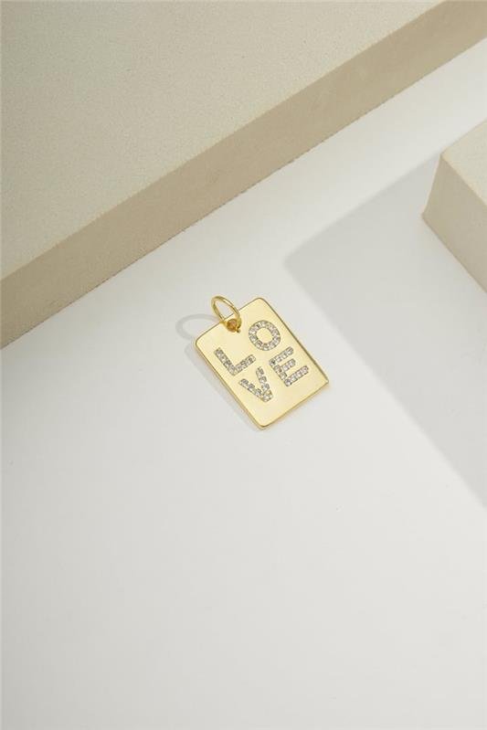 PINGENTE 1,9CM PLAQUINHA COM LOVE CRAVEJADO