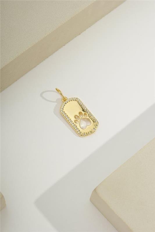 PINGENTE 2,2CM PLAQUINHA COM PATINHA E BORDA CRAVEJADA EM MICROZIRCÔNIAS