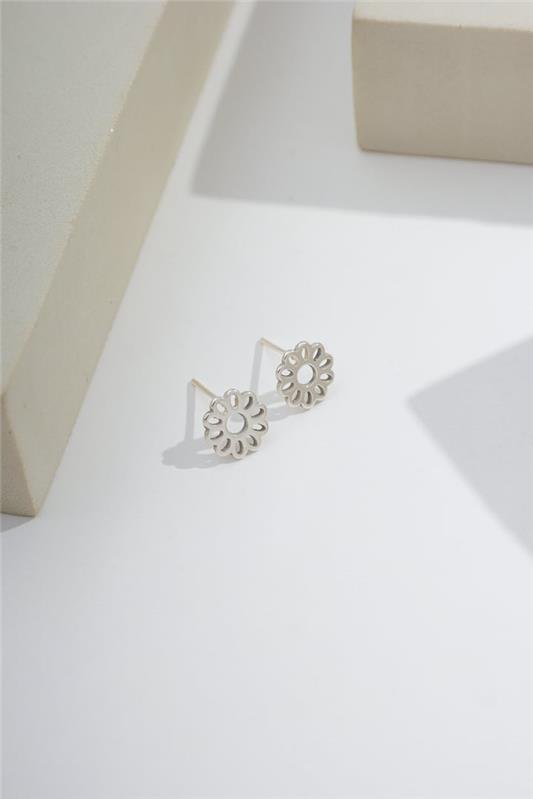 BRINCO DE MARGARIDA VAZADA A LASER EM PRATA 925 - 023-00039