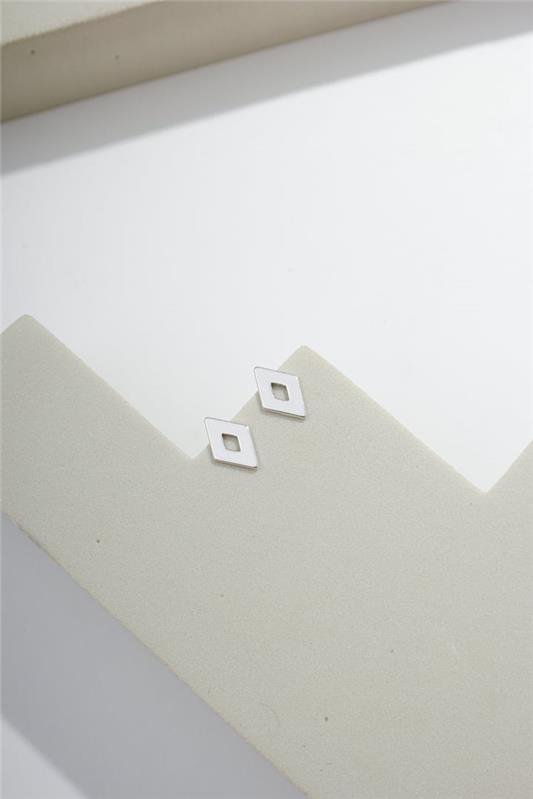 BRINCO FORMA GEOMÉTRICA LOSÂNGO A LASER EM PRATA 925 - 023-00050