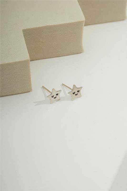 BRINCO ESTRELA COM CARINHA A LASER EM PRATA 925 - 023-00052