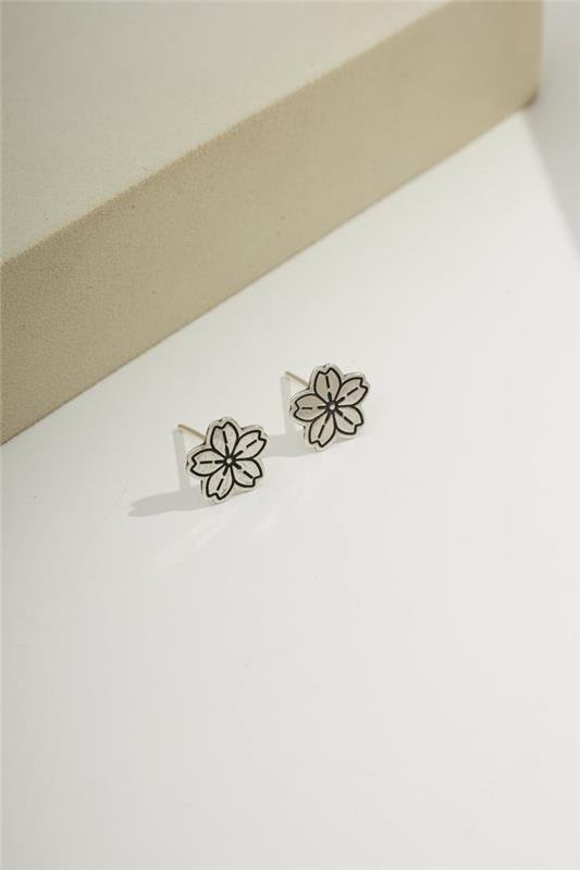 BRINCO A LASER DE FLOR COM DETALHES EM PRATA 925 - 023-00084