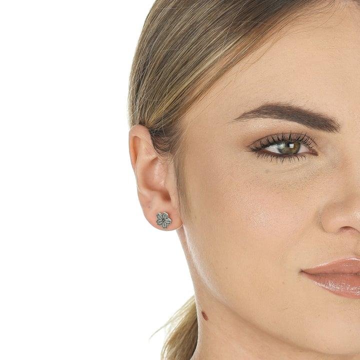 BRINCO A LASER DE FLOR COM DETALHES EM PRATA 925 - 023-00084