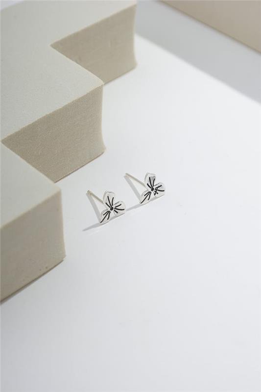 BRINCO DE FLOR DE 3 PÉTALAS A LASER EM PRATA 925 - 023-00085