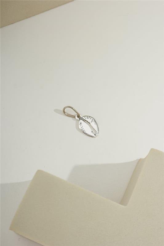 PINGENTE DE BUZIOS PEQUENO FEITO A LASER EM PRATA 925 - 023-00109