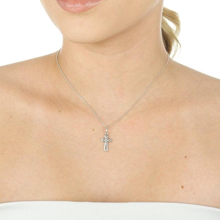 PINGENTE DE CRUZ COM RISCOS NAS LATERAIS A LASER EM PRATA 925 - 023-00110
