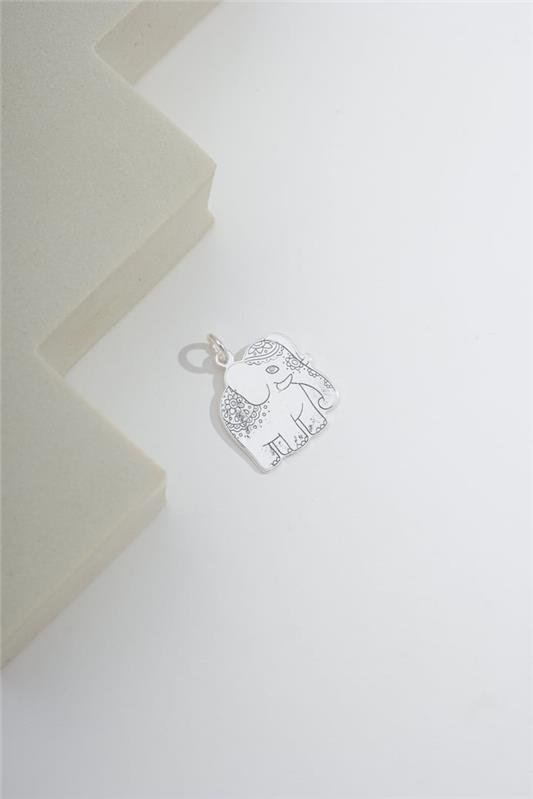 PINGENTE DE ELEFANTE COM DETALHES GRAVADOS A LASER EM PRATA 925 - 023-00152