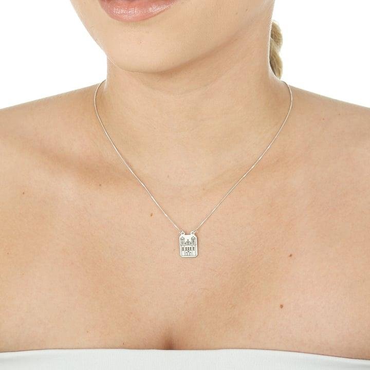 RETÂNGULO GRAVADO IGREJA C/ CORRENTE V12