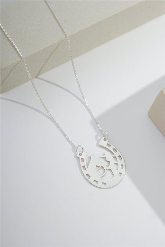 FERRADURA COM CAVALO C/ CORRENTE V12