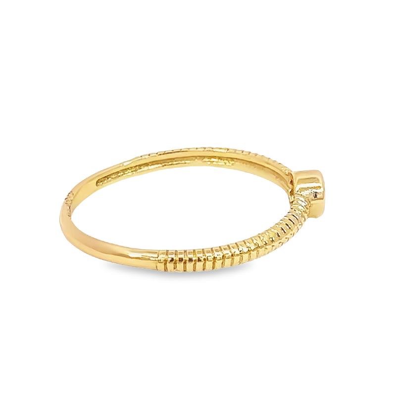 ANEL COM DETALHES ENTRELAÇADOS E ZIRCÔNIA