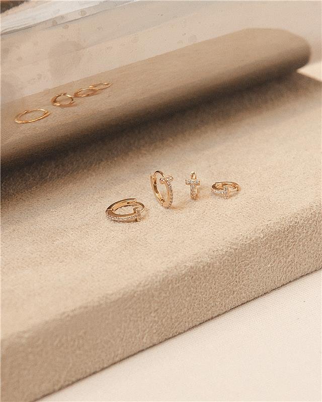 ARGOLA DE 1,4CM DE CLICK COM MICROZIRCÔNIAS